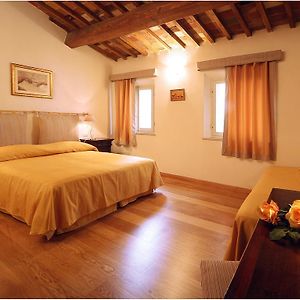 Camera tripla classica